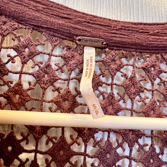Free People Top Crochet back and shoulders Mauve color blouse Size Small buttons - Picture 8 of 16